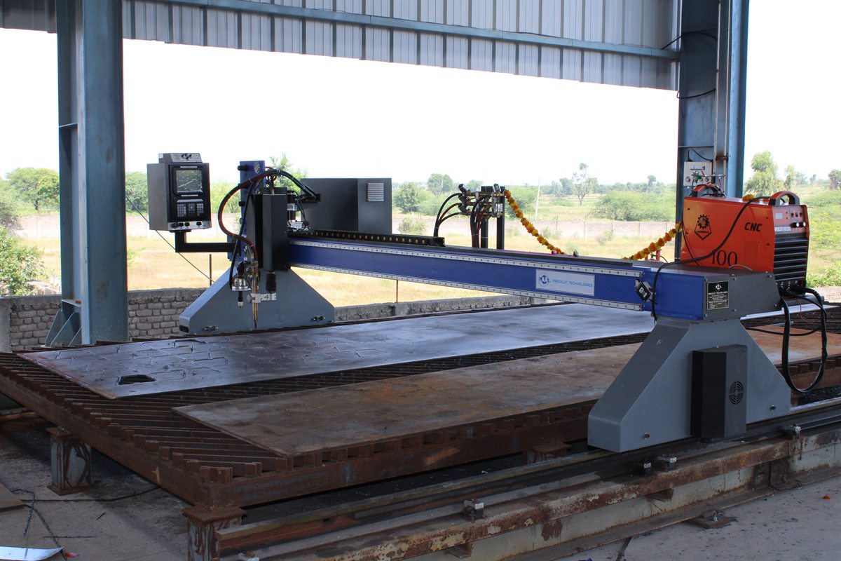 Plate cutting table at the current fabrication works