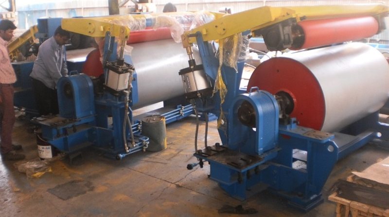 Deflector roll assembly mounted on fabricated supports