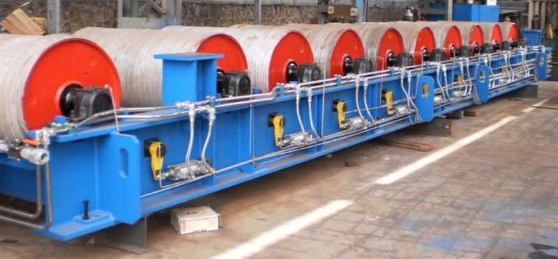 Long fixed basement assembly with roller supports